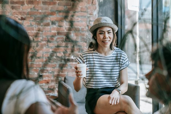 Guide ultime pour choisir les vêtements en soie idéaux et éblouir lors de vos soirées d"été !